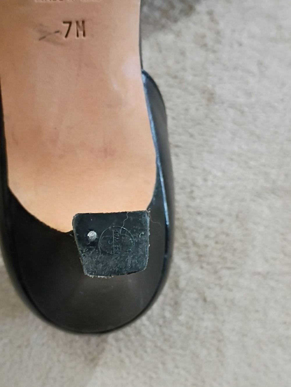 Silvia Fiorentina Two-Tone Black and Tan Pointed Kitten Heel Pumps with Bow - Picture 9 of 9